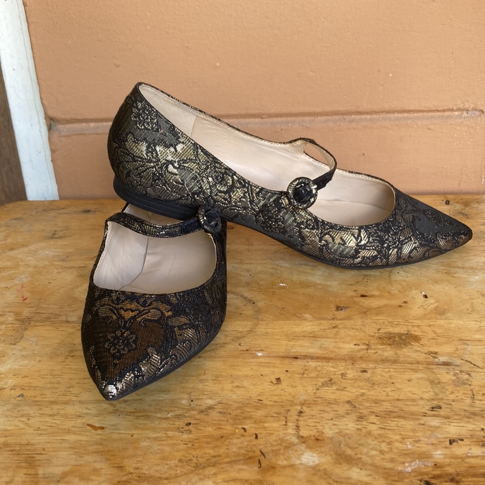 Black and gold flat pumps